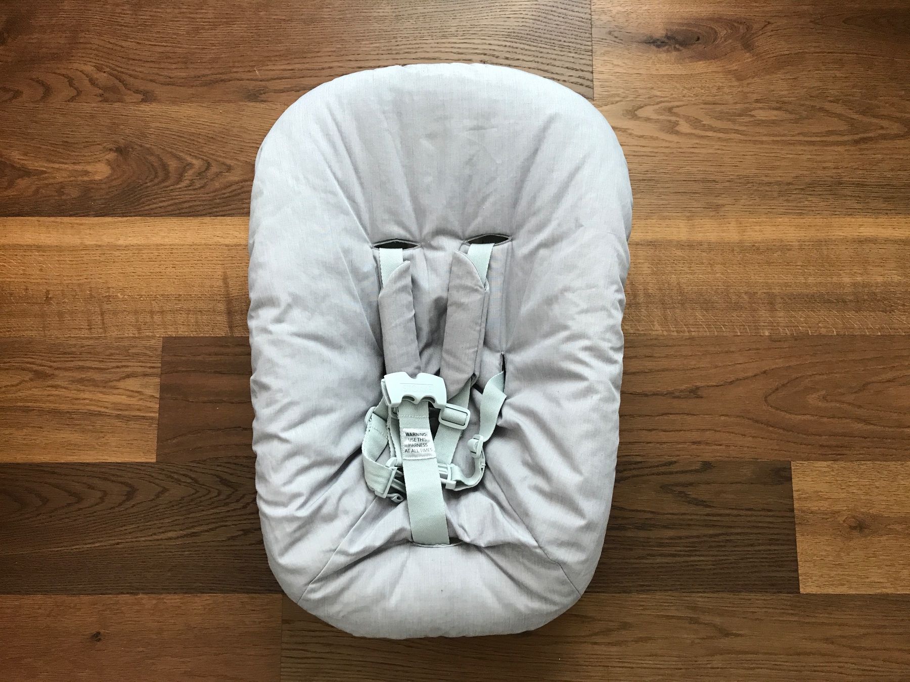 Stokke Seggioloni: Newborn Set mit Spielzeughalter Light Grey – Usato da Wollerau venduto da Oriole83