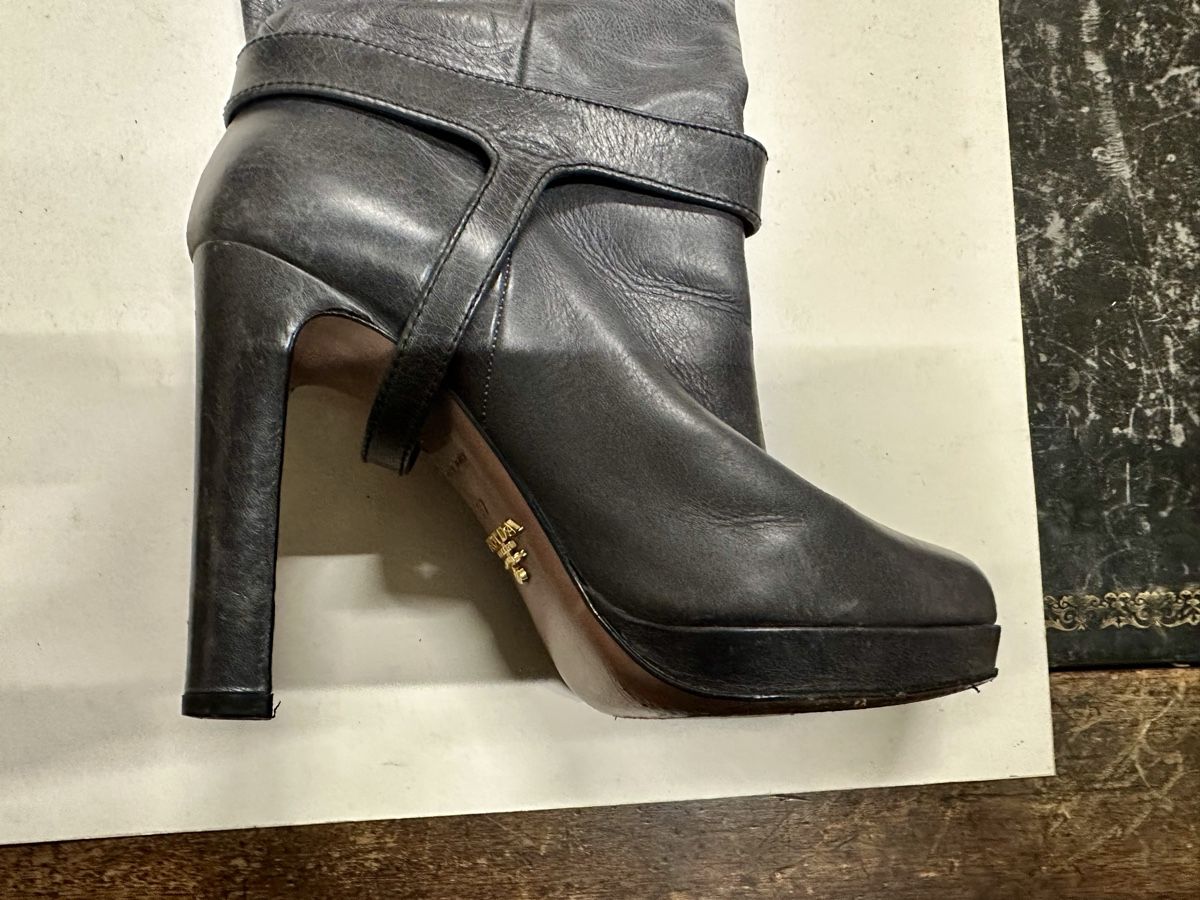 Prada Scarpe da donna: Bottes Prada, cuir souple gris taille 37. – Usato da Genève venduto da Tom6 2
