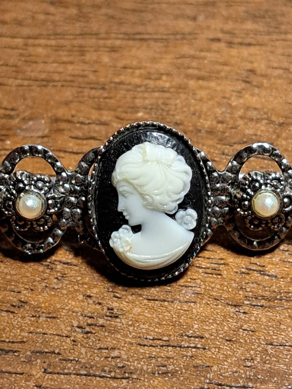 Broschen & Nadeln: Vintage Brosche Cameo  – Gebraucht aus Kölliken von Upcycling-by-Mc-TAM 1
