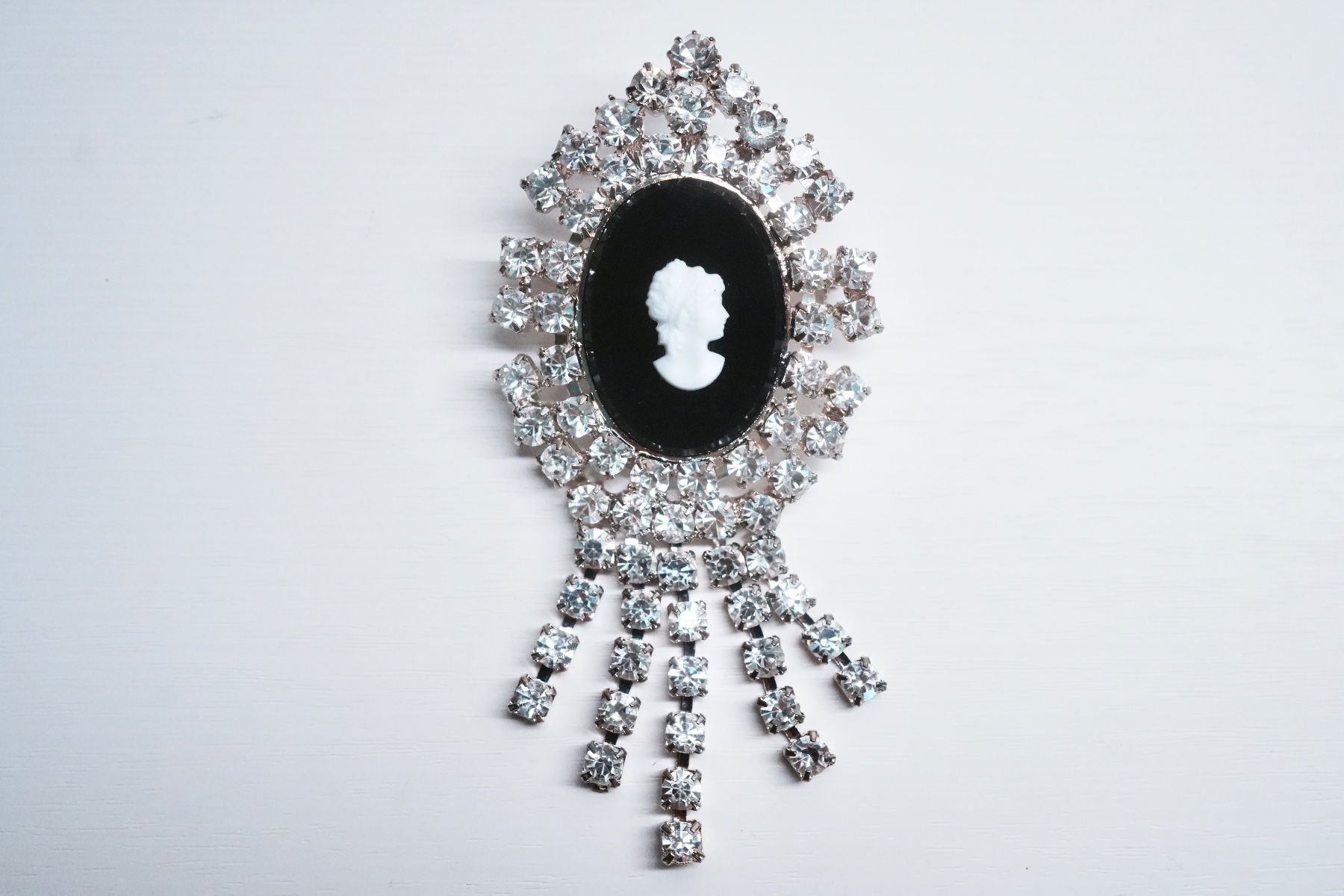 Gablonzer Spille & Fermagli: Vintage Brosche Gablonz Kamee Dame Strass – Usato da Volketswil venduto da HeredisAntiques