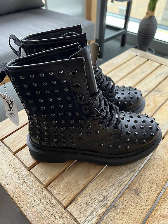Damenschuhe: Vendo scarpa anfibio borchiato N.36 – Gebraucht aus Locarno von Cappeandrea 1