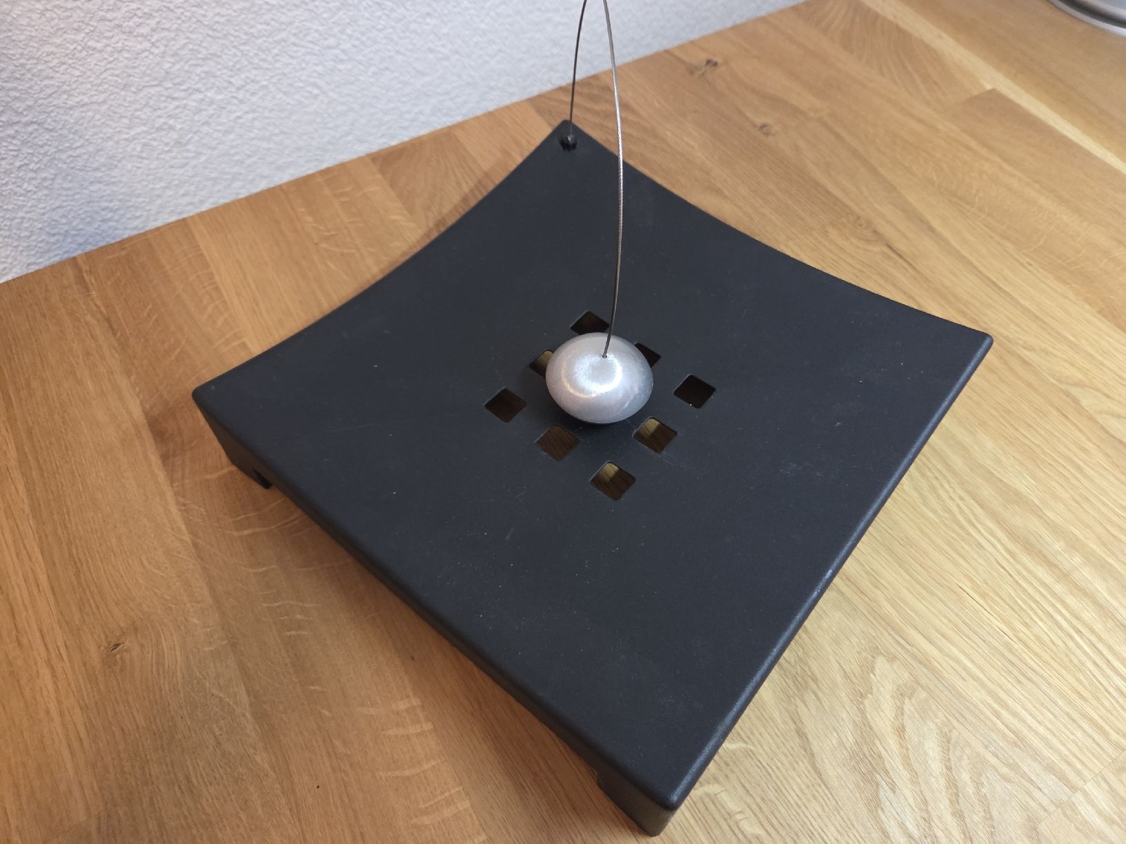 Ikea Tovaglioli: Serviettenhalter schwarz mit Metallkugel – Usato da Sarmenstorf venduto da Hurrli