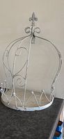 Deko-Krone im Shabby-Chic-Stil ist aus Metall