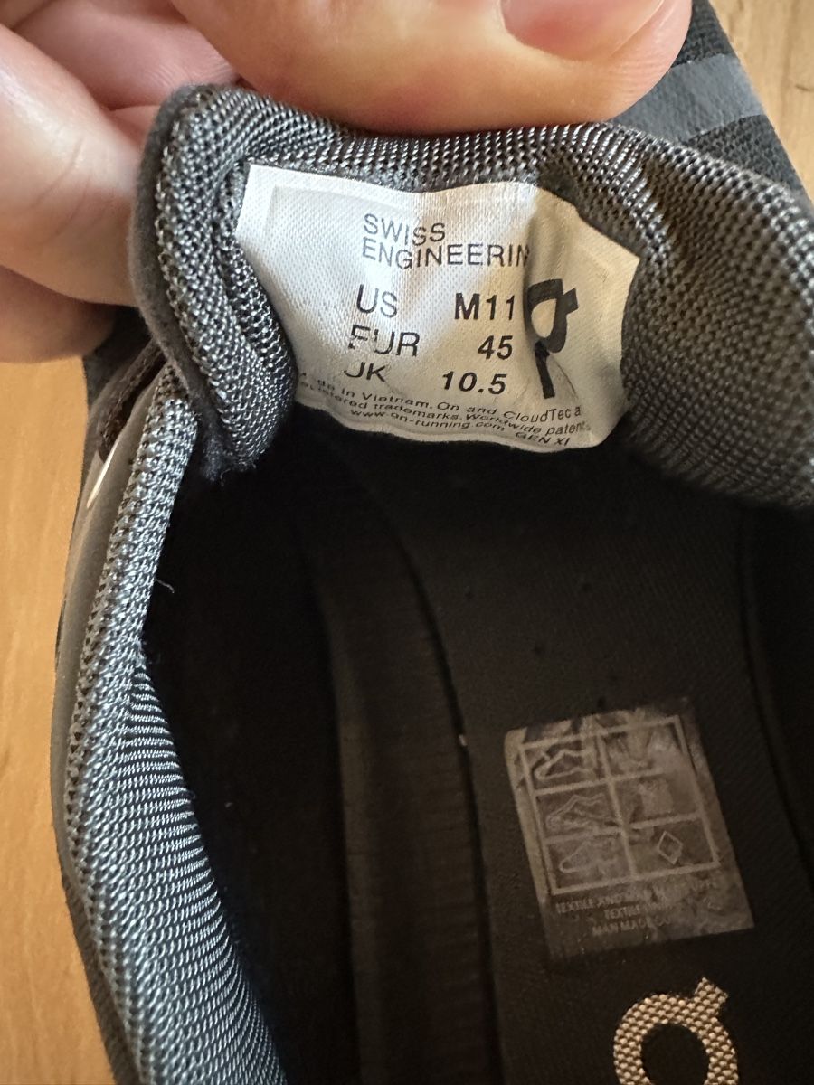 On Scarpe da uomo: On Running Cloud waterproof schwarz Grösse 45 – Usato da Luzern venduto da ste_t76j 1