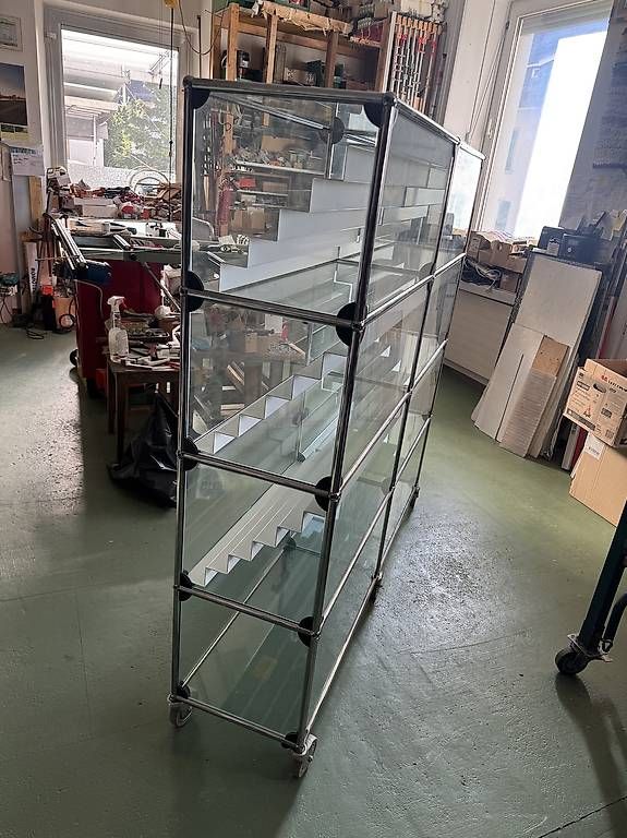 USM Vetrine: USM Haller Glasvitrine 2x4 rundum Glas/ Preis VB – Usato da St. Gallen venduto da J00rdin 3