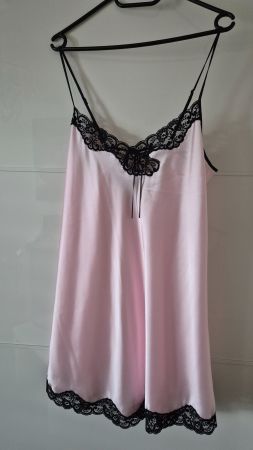 Chemise de nuit rose satinée avec dentelle noire, taille L