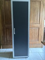 Schmaler Hochschrank anthrazit/silber mit drei Tablaren