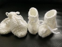 Gestrickte Baby Finken und Fäustlinge