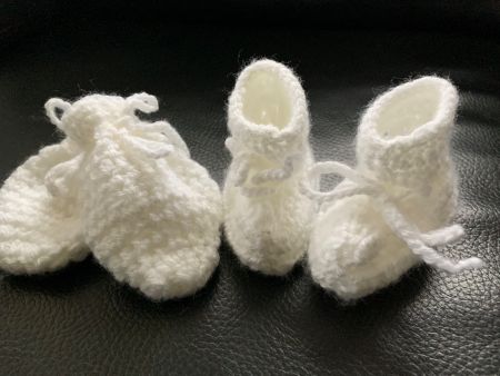 Gestrickte Baby Finken und Fäustlinge