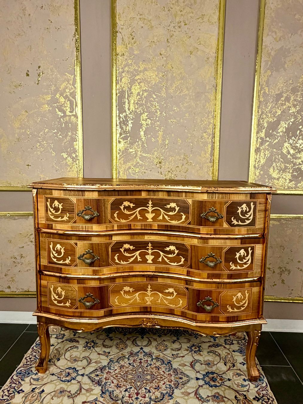 Cassettiere: Barock Kommode mit Intarsien – Usato da Aarburg venduto da Nikys-Woods 2