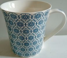 Hübsche Tasse mit blauem Blumenmuster H&H Neuwertig!