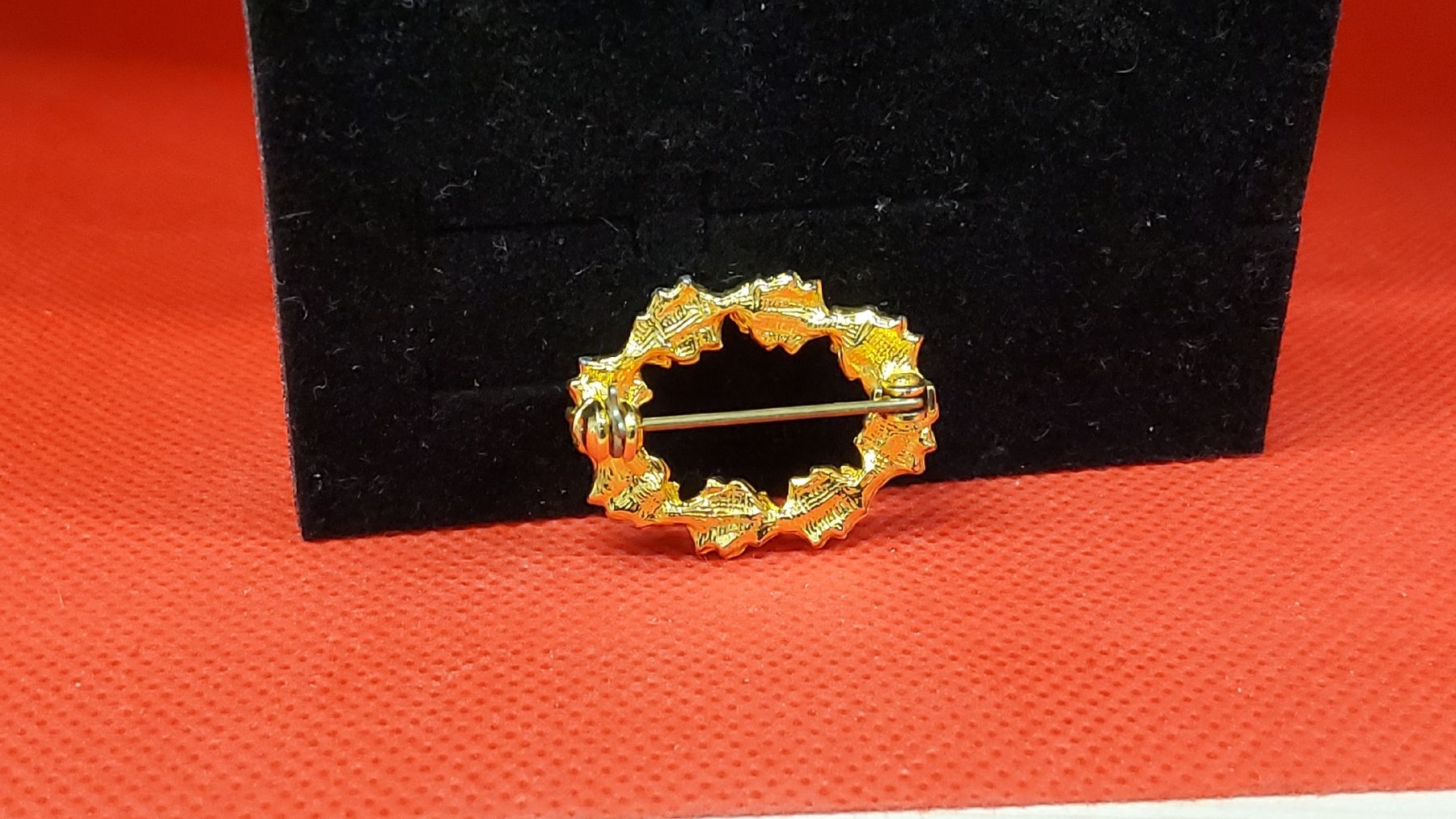 Spille & Fermagli: Goldfarbene Vintage Brosche mit Strass - Festlich! – Usato da Herisau venduto da Nluanalucas 1