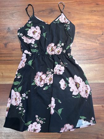 Sommerliches Blumenkleid, Grösse 34, perfekt für den Sommer!