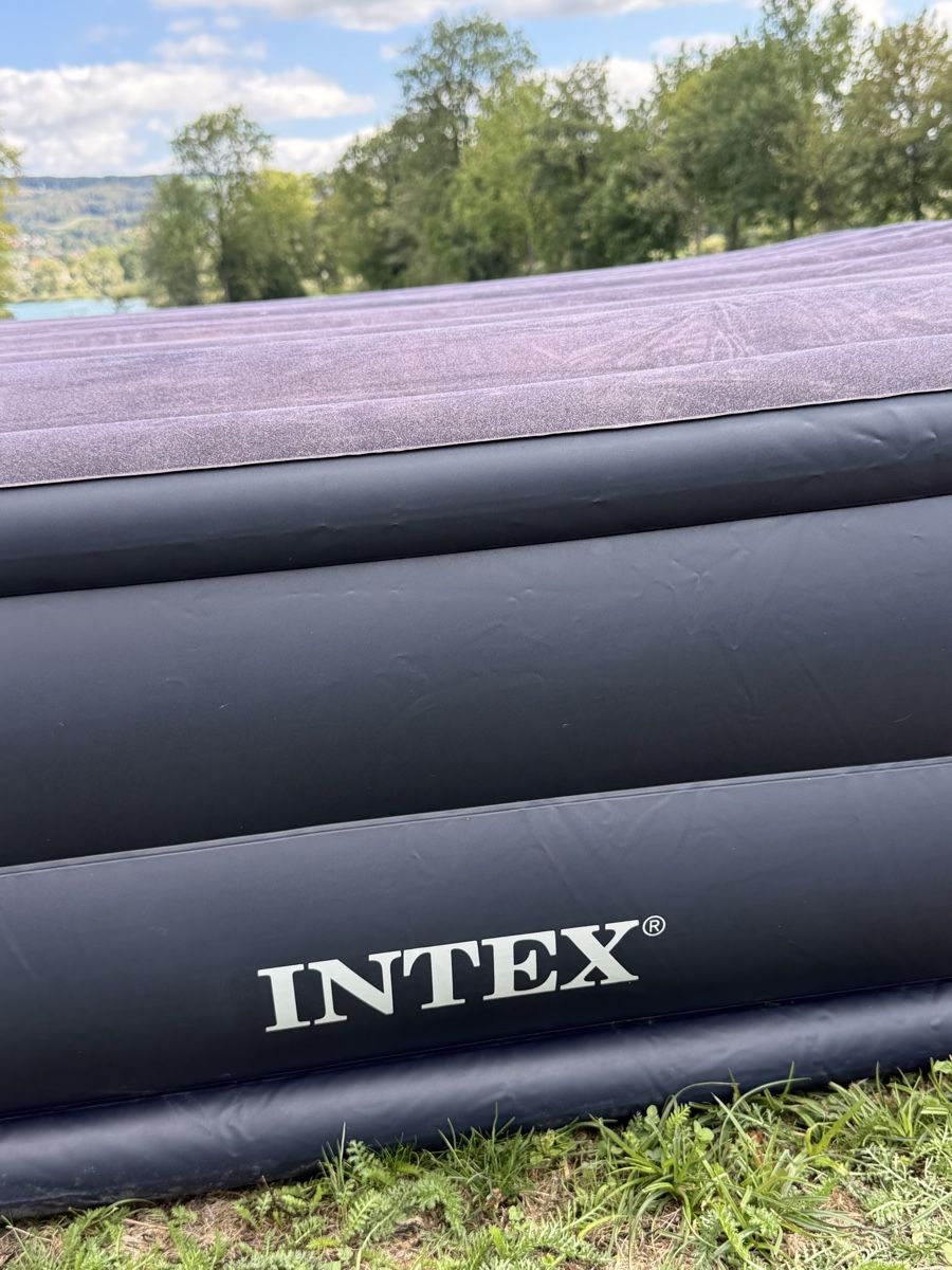 Betten: Luftbett INTEX Doppelbett mit integrierter Pumpe – Gebraucht aus Baldegg von Jacky-Maus