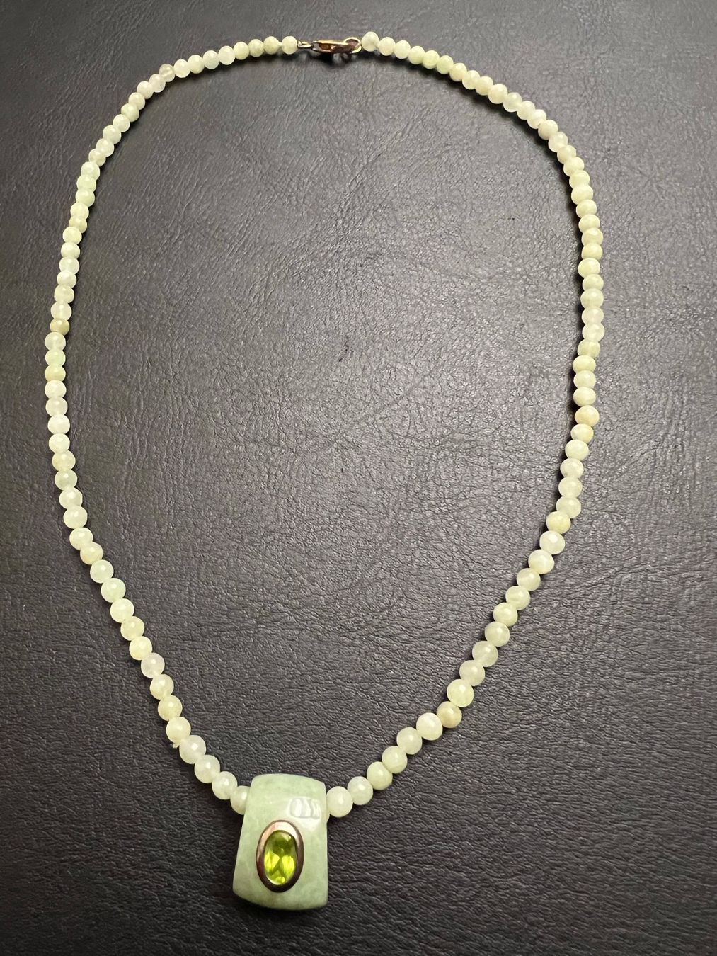 Catenine: Halskette aus Jade mit Peridot-Anhänger – Usato da Thalheim AG venduto da Cox-51