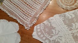 napperons et chemins de table. ouvrages en crochet. Lot