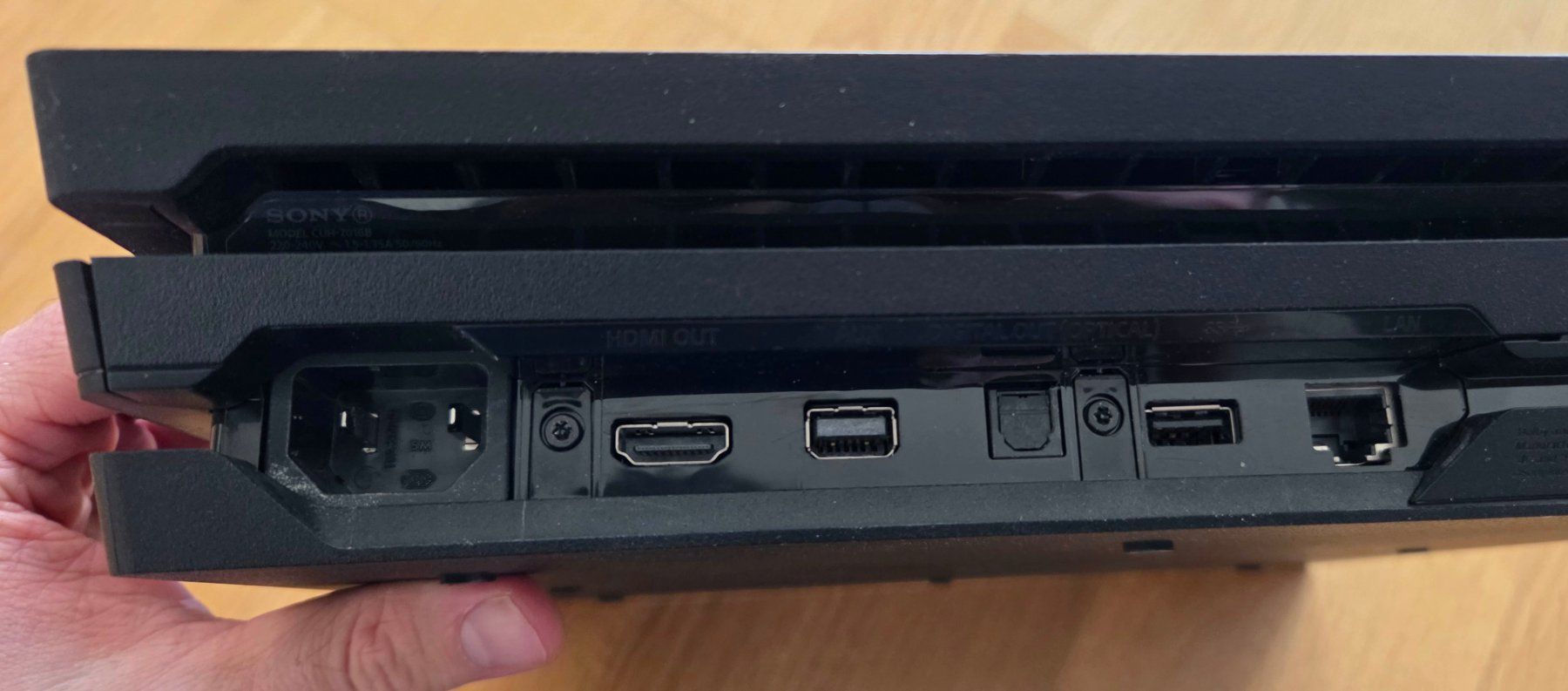 Sony Console: PS4 Pro – Usato da Aarau venduto da IJac 1