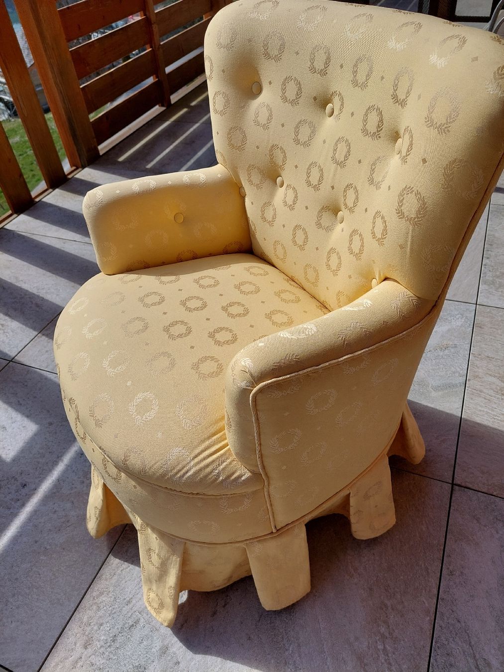 Sessel: Schöner goldener Sessel mit Ornamenten – Gebraucht aus Crésuz von NgauNgau