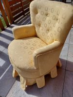 Schöner goldener Sessel mit Ornamenten