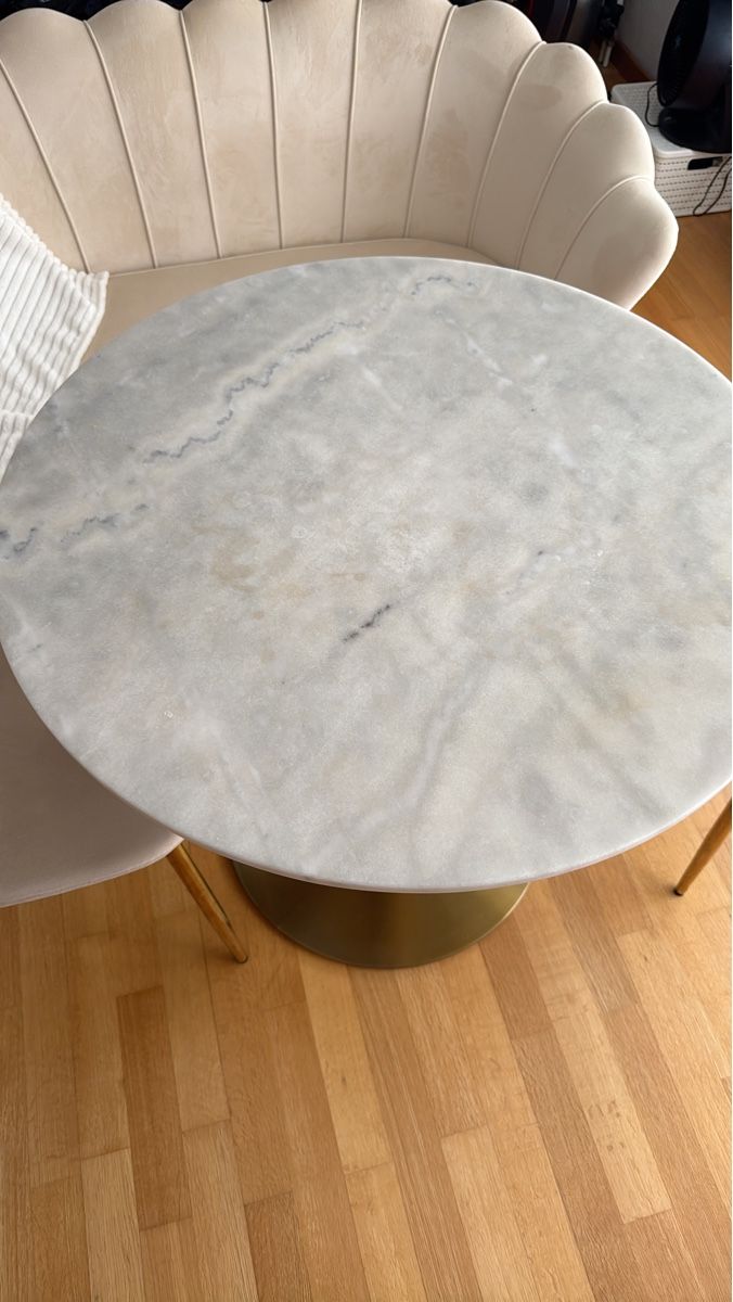 Tavoli: Round diner table Mutoni bristle marble white gold – Usato da Zürich venduto da rha_t7sc