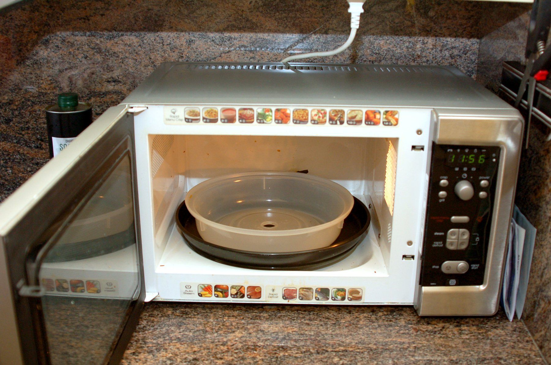 Appareils de cuisine: Mikrowelle mit Drehteller – D'occasion à Zeiningen par dor_k786 2