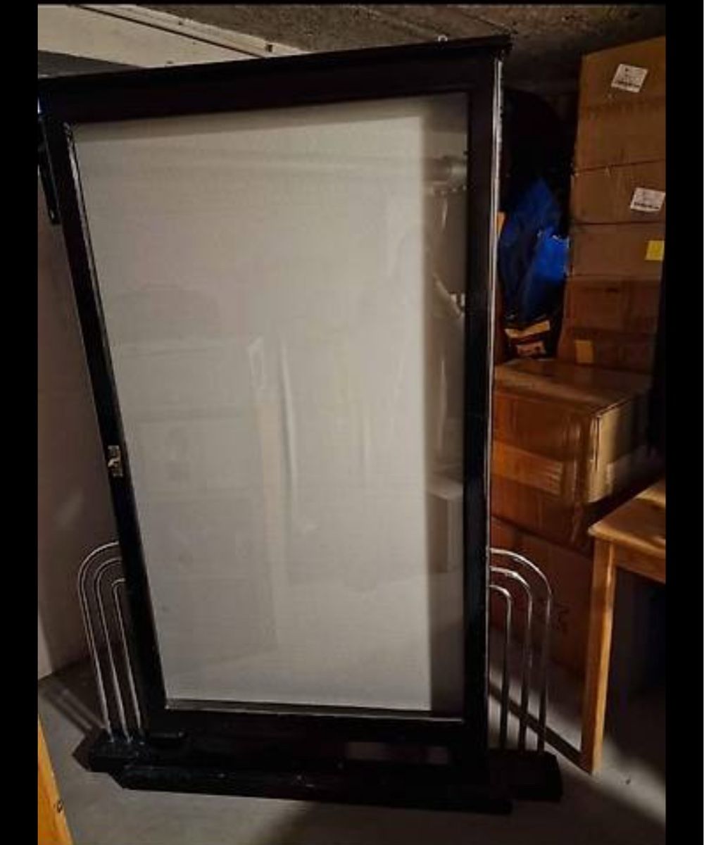 Vitrines: Glass Vitrine mit zwei Glassregale – D'occasion à Forch par caro_25