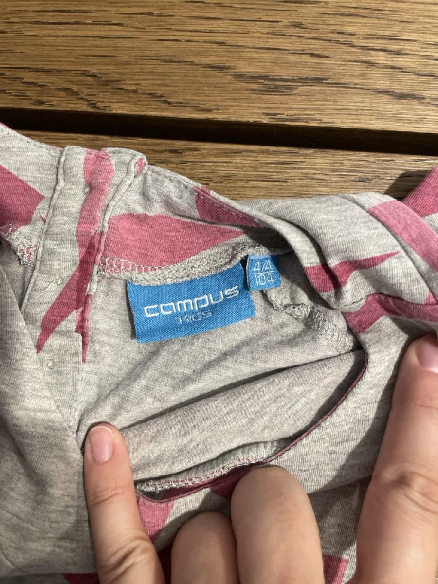 Vestiti & Gonne: Kinderkleid Campus Grösse 104 grau pink gemustert – Usato da Lyss venduto da Vandy19 2
