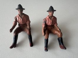 2 Stk. uralte Guss-Kutscherfiguren, 4,5 cm (Britains)