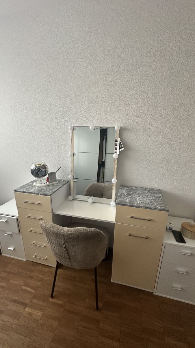 Schminktische: Schmicktisch von Otto + 2 Nachttische – Gebraucht aus Romanshorn von tin_k9vg 1