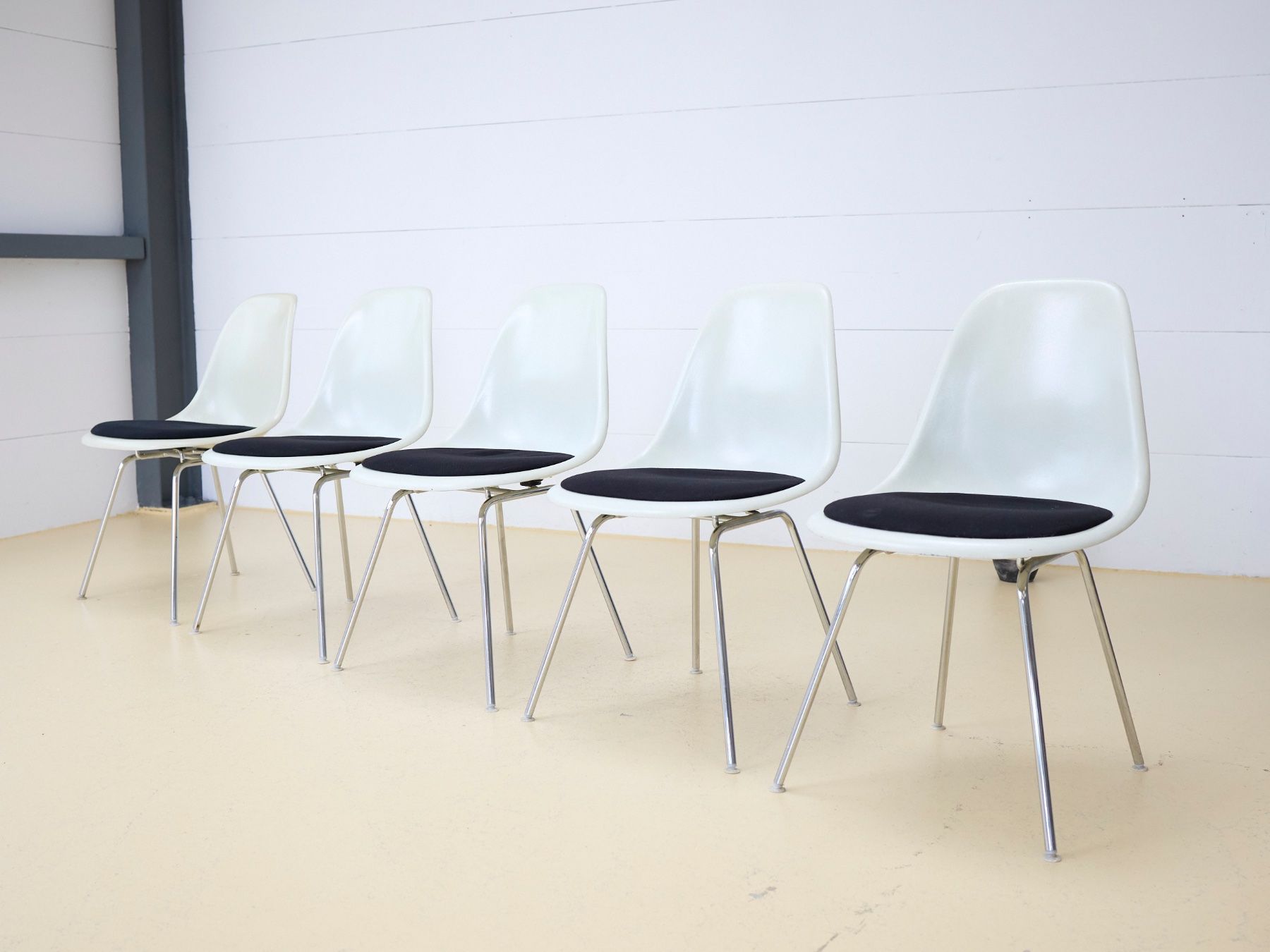 Eames Sedie: Vitra Eames Sidechair weiss – Usato da Meinisberg venduto da atelier_TILIJA 2