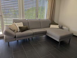 Super bequemes Sofa grau mit elektr. Relaxfunktion