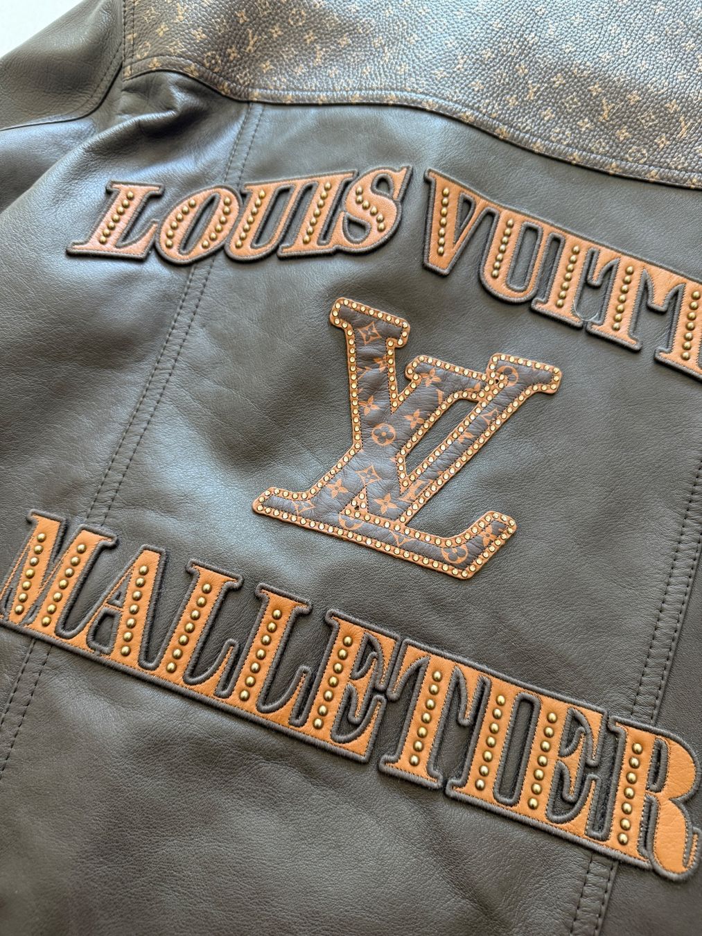 Louis Vuitton Giacche: Giacca in pelle sfilata Louis Vuitton – Nuovo (secondo la descrizione) da Giubiasco venduto da mat_n8k5 2
