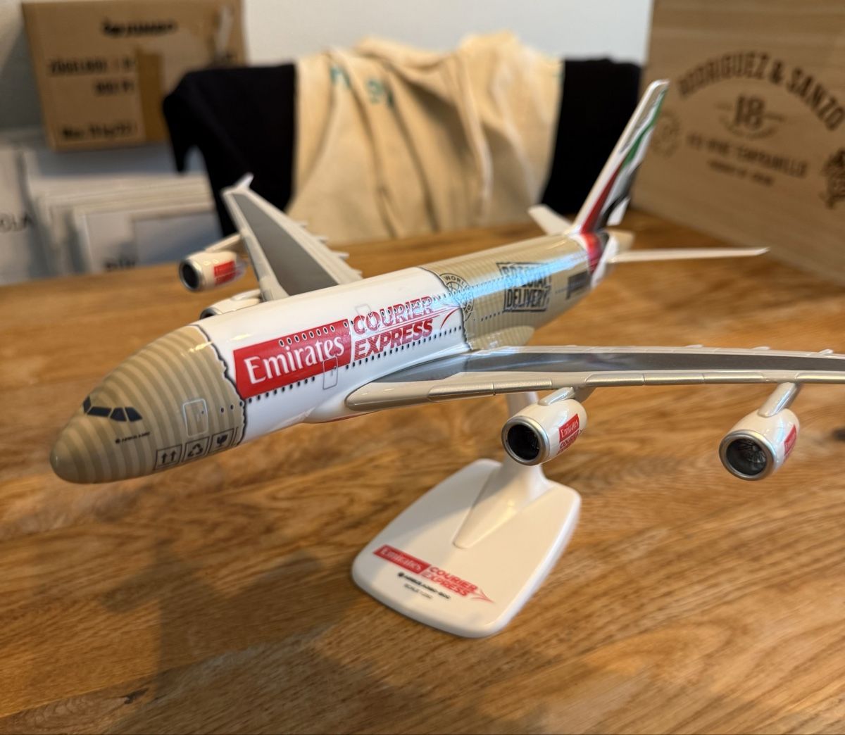 Kit di modellismo & Modellini statici: Emirates Modell 1:250 Courier Express Livery – Usato da Dietwil venduto da SumSum13 1