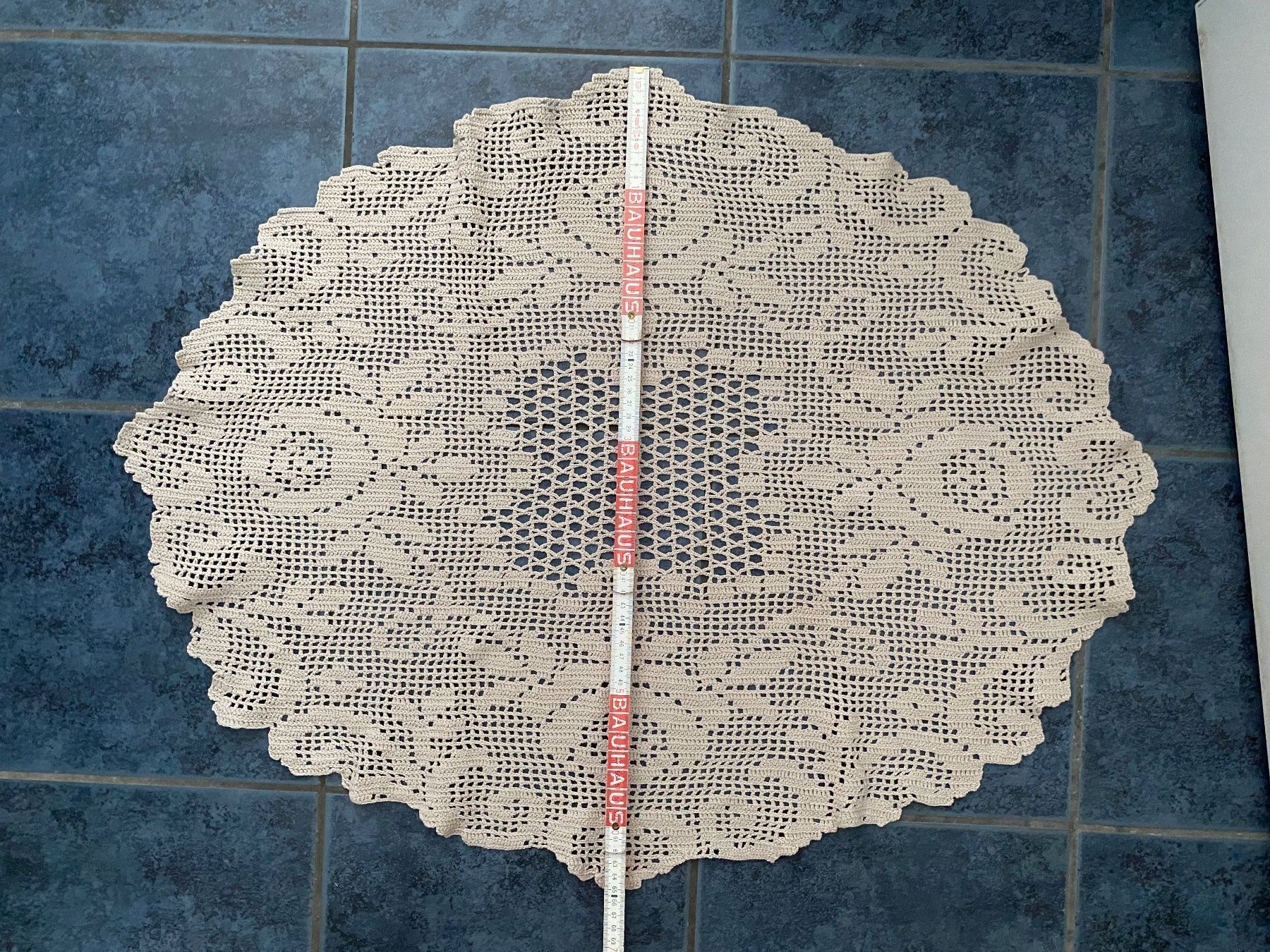 Coperte: gehäkelte Tischdecke, 82cm x 65cm, Handarbeit – Usato da Olten venduto da AH1964 3