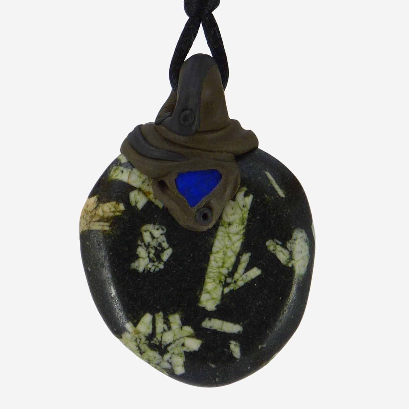 Mineralien & Heilsteine: Chrysanthemen-Stein Anhänger mit Lapislazuli – Neu und originalverpackt aus Meilen von BYRD-Design
