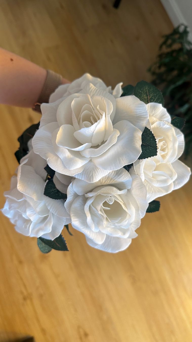 Tutte le decorazioni: Weisse Deko/ Kunst Rosen im Bund – Usato da Thun venduto da yvonne.95 1