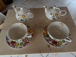 Teekanne mit 2 Tassen und Untertellern, bunte Kreise
