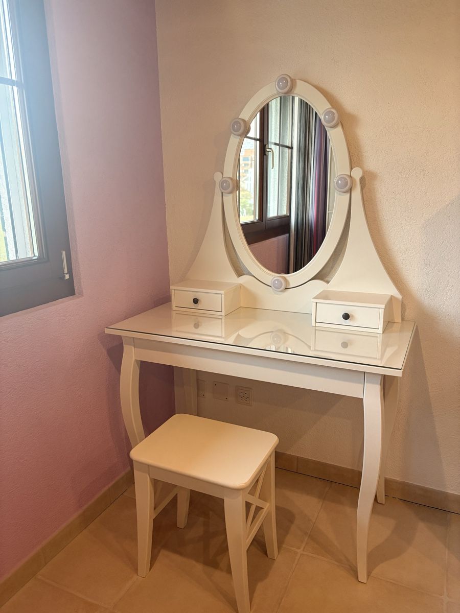 Ikea Coiffeuses: Ikea Schminktisch mit Holzhocker – D'occasion à Spreitenbach par ila_7dfn