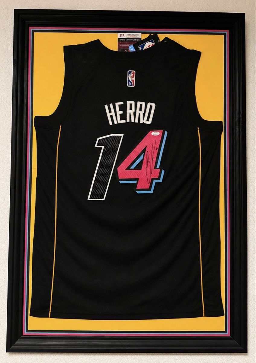 Nike Canottiere & Pantaloni: Miami Heat|Tyler Herro|Framed|Signed Jersey JSA certificated – Usato da Giswil venduto da Jay14Records