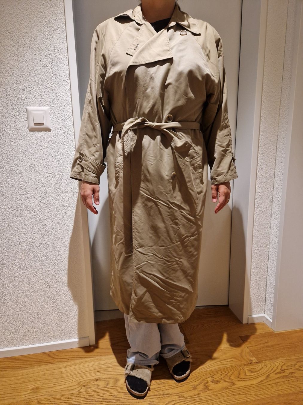 Cappotti: Spengler Mantel beige mit Bindegürtel Grösse 38/40 – Usato da St. Gallenkappel venduto da Kevinofski 3