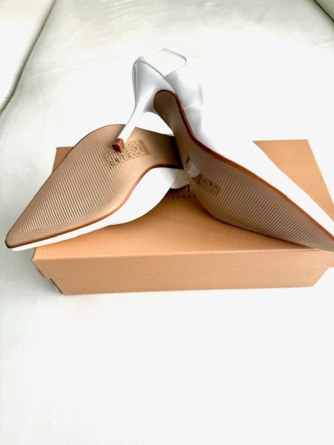 Scarpe da donna: Weisse elegante Slingpumps, Gr. 38, neu – Nuovo e nell'imballaggio originale da Niederhasli venduto da Arena15 5
