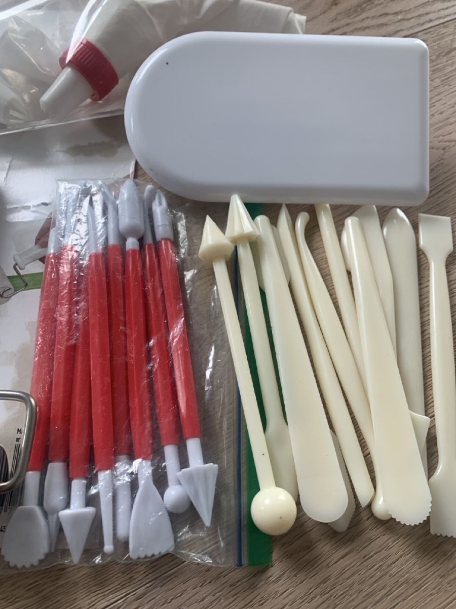 Tutte le decorazioni: Cake Decorating Kit - Roller, Smoothing Tool and Piping Bags – Usato da Immensee venduto da Gitter 1