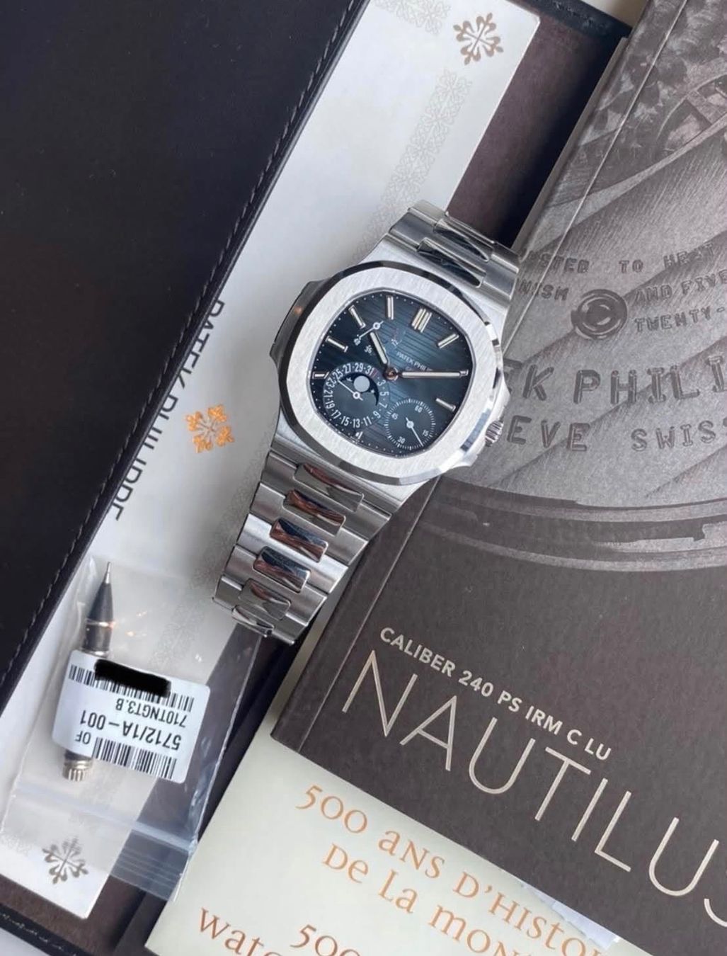 Patek Philippe Orologi: Patek Philippe Nautilus réf. 5712/1A-001 Full set 2017 – Usato da La Corbaz venduto da ts5_567x 2
