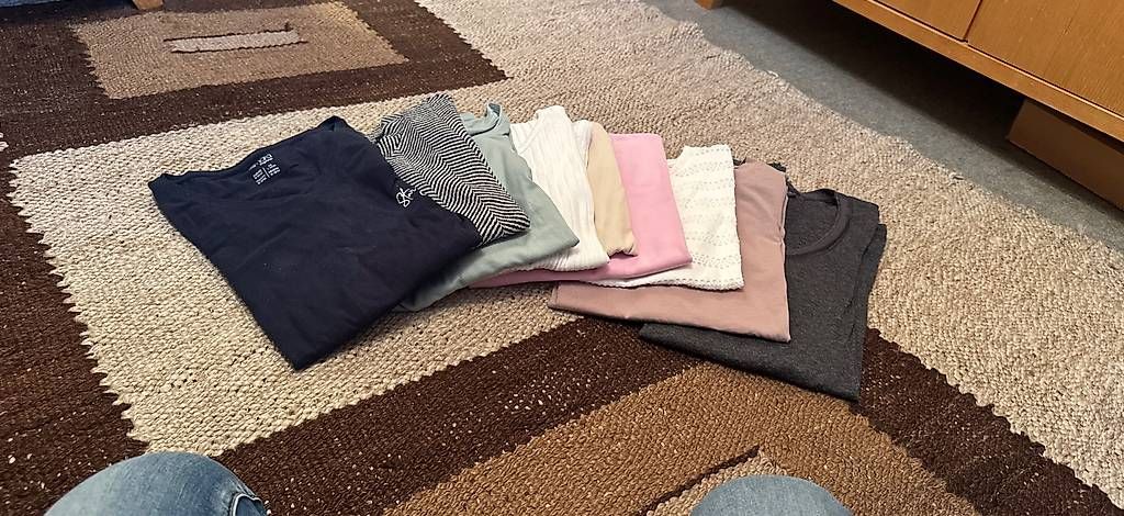 Lots de vêtements: 9 Lang und Kurzarm Puller . Gr. S bis L – D'occasion à Grindelwald par hintkar