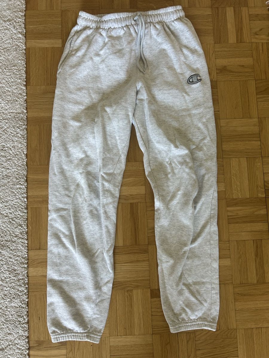 Champion Pantaloni: Champion grey sweatpants  – Usato da Zürich venduto da ori_9dcy