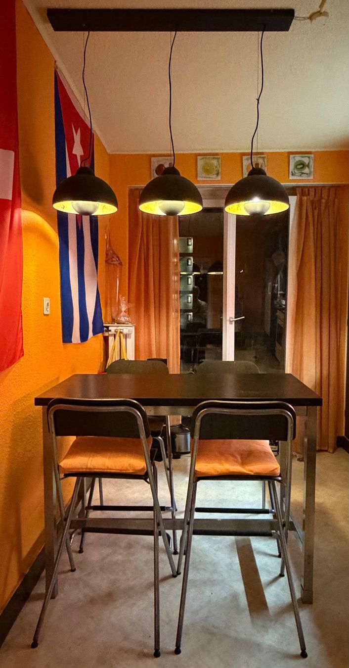 Set de table et chaises: Bartisch mit 4 Stühlen und 3 Lampen – D'occasion à Zürich par sbi_2mfb
