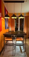 Bartisch mit 4 Stühlen und 3 Lampen