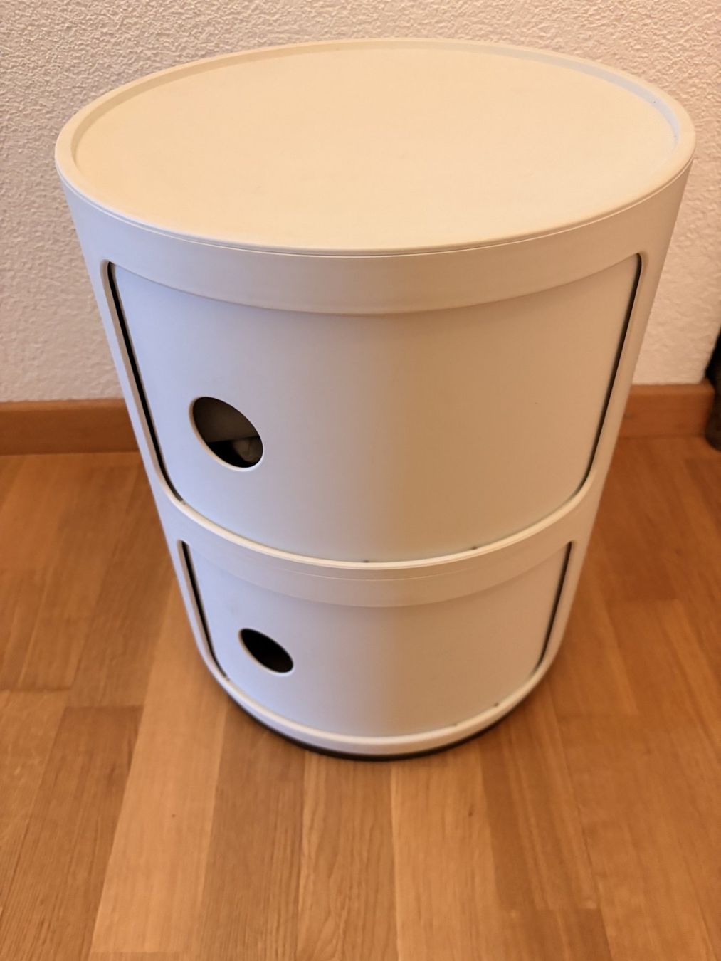 Tables de nuit: Kartell Container mit zwei Ebenen – D'occasion à Niederrohrdorf par Bcd