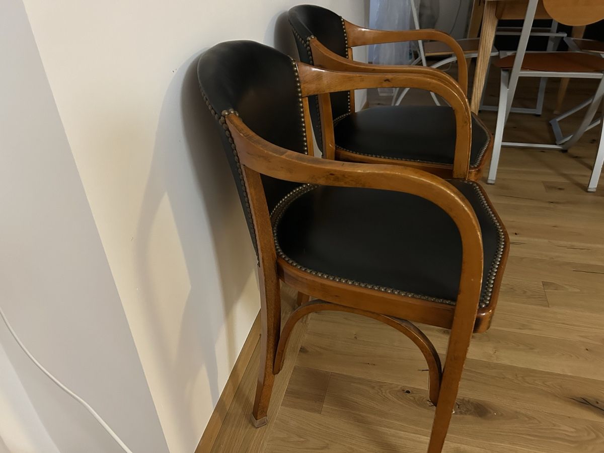 Poltrone: 2 Fauteuils cuir noir structure bois bon état – Usato da Veytaux venduto da ccristina 2
