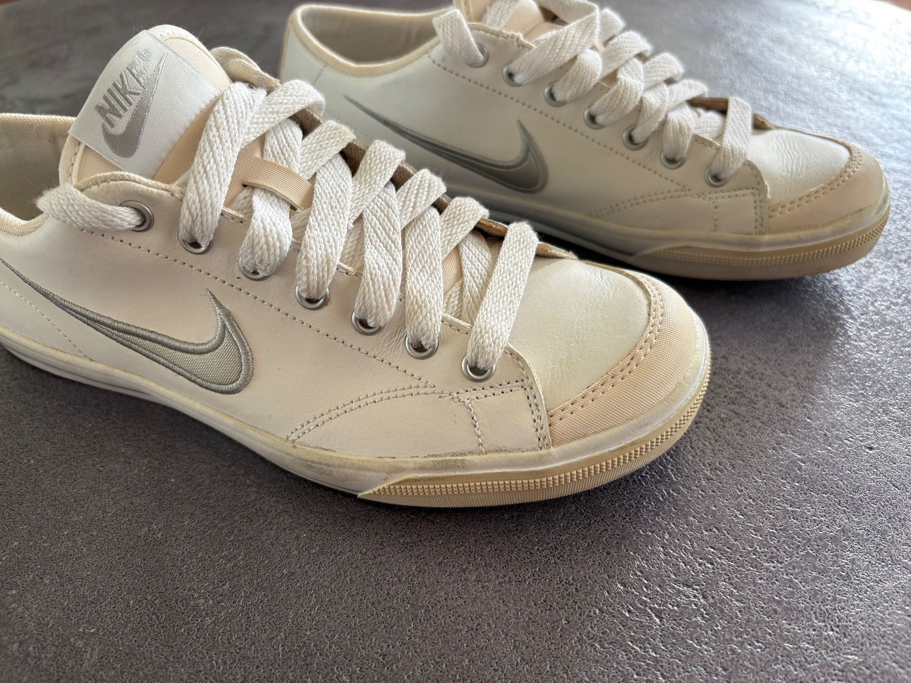 Nike Scarpe da donna: Damen Sneaker Nike weiss Grösse 37 – Usato da Flawil venduto da HeisseReifen 4